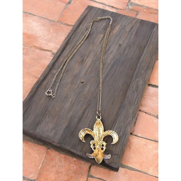 Fleur de Lis Pendent on a Chain - Picture 11 of 12